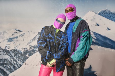 pareja elegante en traje brillante vibrante con gafas de sol con telón de fondo de montaña, concepto de invierno