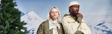 schönes multikulturelles Paar posiert in warmen Jacken und blickt in die Kamera, Wintermode, Banner