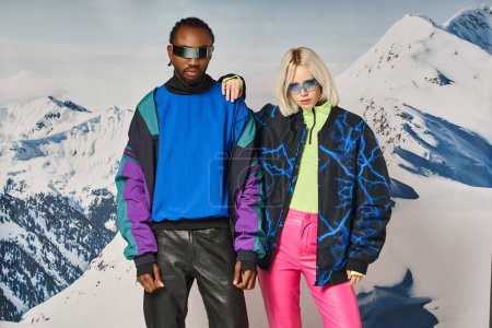 multiethnisches Paar posiert in Winterkleidung mit Berg im Hintergrund, afrikanisch-amerikanischer Mann und Frau