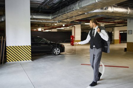 Attraktiver Mann mit Pferdeschwanz und Bart mit Autoschlüssel auf Parkplatz, Geschäftskonzept
