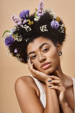 retrato de encantadora mujer afroamericana con flores de colores en el pelo mirando hacia otro lado en beige