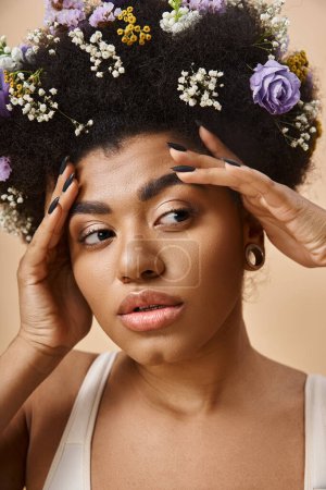 primer plano retrato de mujer afroamericana con flores de colores en el pelo mirando hacia otro lado en beige