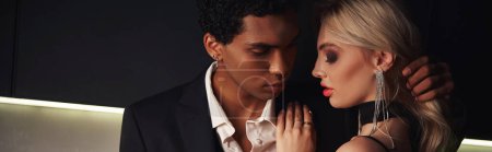 Téléchargez les photos : Beau homme afro-américain en costume chic se préparant à embrasser sa belle petite amie, bannière - en image libre de droit