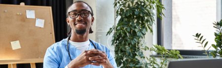 lustiger afrikanisch-amerikanischer Arzt mit Stethoskop und Brille lächelnd in die Kamera blickend, Banner