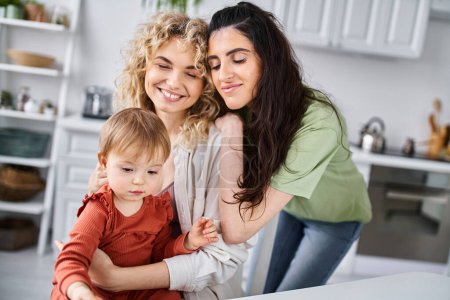 Téléchargez les photos : Heureux attrayant couple lesbien passer du temps avec leur bébé fille, concept de famille - en image libre de droit