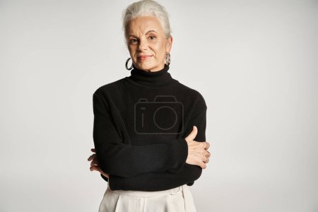 retrato de negocios de mujer de negocios de mediana edad en traje casual inteligente posando sobre fondo gris