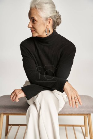 retrato de negocios, mujer de negocios de mediana edad feliz en traje casual inteligente sentado en el banco interior