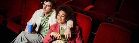 attraktive lustige bunte Paar in stilvollen Kleidern Film im Kino, Valentinstag, Banner