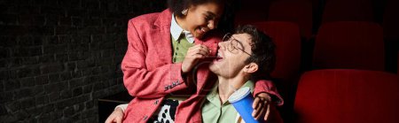 femme afro-américaine joyeux partage pop-corn avec petit ami au cinéma, Saint Valentin, bannière