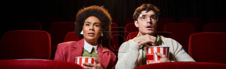 couple multiracial étonné regardant un film au cinéma et regardant surpris, Saint Valentin, bannière