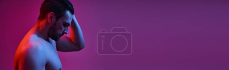 Téléchargez les photos : Homme sexy et musclé avec soies posant avec la main près de la tête sur fond violet, bannière - en image libre de droit