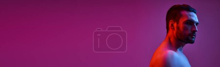 Téléchargez les photos : Portrait d'homme séduisant et musclé avec soies posant sur fond violet, bannière horizontale - en image libre de droit
