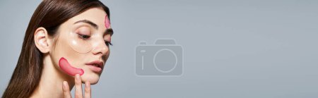 Téléchargez les photos : Une jeune femme caucasienne aux longs cheveux bruns posant en toute confiance, mettant en valeur la bannière de soins de la peau - en image libre de droit