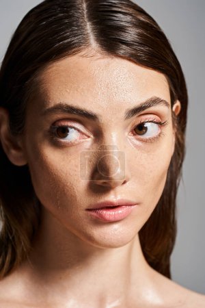 Eine junge Frau mit Wassertropfen im Gesicht, die eine Verbindung zur Natur ausstrahlt.
