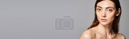 Téléchargez les photos : Une jeune femme caucasienne aux cheveux bruns regarde la caméra dans un cadre de studio, bannière - en image libre de droit