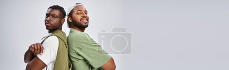 Téléchargez les photos : Bannière d'amis afro-américains debout avec les bras croisés sur fond gris, le 10 juin - en image libre de droit