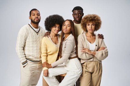 Téléchargez les photos : Groupe d'amis afro-américains élégants debout en tenue élégante sur fond gris, Juneteenth - en image libre de droit
