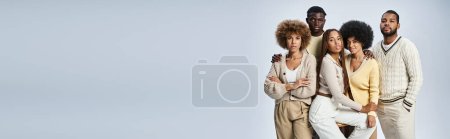 Téléchargez les photos : Amis afro-américains élégants debout en tenue élégante sur fond gris, bannière Juneteenth - en image libre de droit