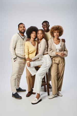 Téléchargez les photos : Groupe de jeunes amis afro-américains debout en tenue élégante sur fond gris, le 10 juin - en image libre de droit