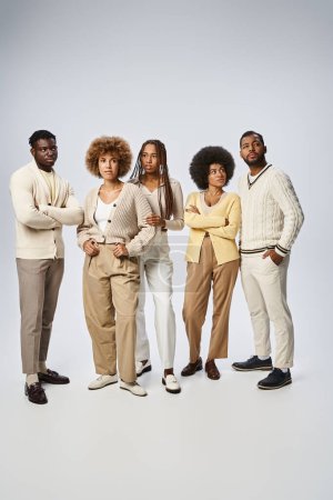 Téléchargez les photos : Groupe de personnes afro-américaines élégantes posant ensemble sur fond gris, concept Juneteenth - en image libre de droit