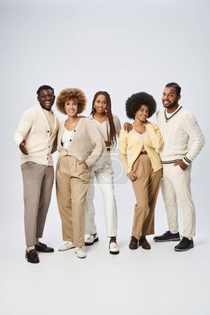 Téléchargez les photos : Groupe de jeunes hommes et femmes afro-américains posant les mains dans les poches sur fond gris - en image libre de droit