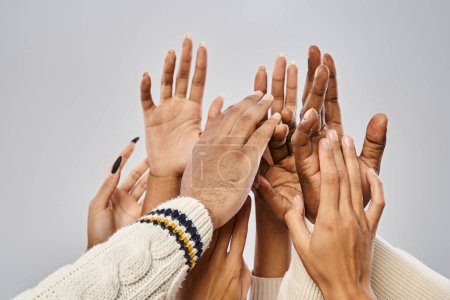Foto de Recortado tiro de afroamericanos extendiendo las manos sobre fondo gris, concepto Juneteenth - Imagen libre de derechos
