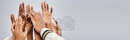 abgeschnittenes Banner afrikanisch-amerikanischer Menschen, die die Hände vor grauem Hintergrund ausstrecken, Konzept vom Juni
