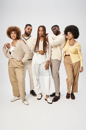 Téléchargez les photos : Afro-américain hommes et femmes en tenue décontractée debout sur fond gris, concept Juneteenth - en image libre de droit