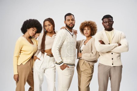 Téléchargez les photos : Jeunes afro-américains en tenue décontractée debout sur fond gris, concept Juneteenth - en image libre de droit