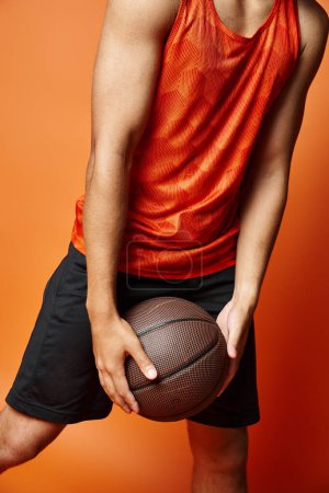 joyeux athlète afro-américain en vêtements de sport avec les bras akimbo souriant joyeusement à la caméra, bannière