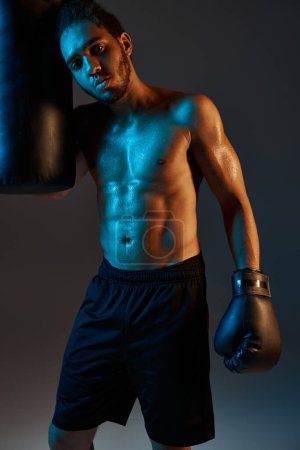 fröhliche athletische afrikanisch-amerikanische Mann in Sportbekleidung mit Armen akimbo lächelt freudig in die Kamera, Banner