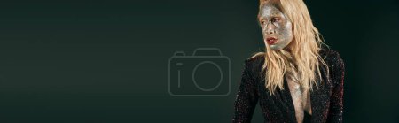 Téléchargez les photos : Portrait de femme blonde avec des paillettes sur le visage posant en robe brillante sur fond noir, bannière - en image libre de droit