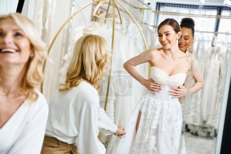 Una joven y hermosa novia en un vestido blanco se para frente a un espejo, admirando su reflejo en un salón de bodas.