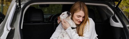 Image de la femme embrassant doucement son chien blanc assis à l'arrière de la voiture, bannière compagnon de chien