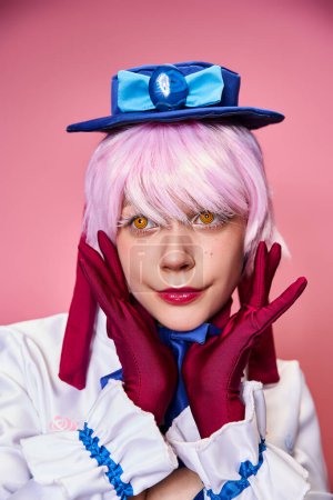 ansprechende modische Frau Cosplay niedlichen Anime-Charakter und Blick weg auf rosa Hintergrund