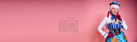 lustig attraktive Frau Cosplay Anime-Charakter und Blick in die Kamera auf rosa Hintergrund, Banner