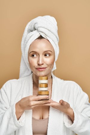 Eine gelassene Frau mit einem Handtuch auf dem Kopf, das ein Glas Creme hält und natürliche Schönheit und Selbstpflege zeigt.