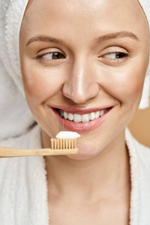 Una mujer de belleza natural en acción, balanceando una toalla en su cabeza mientras sostiene un cepillo de dientes en su boca.
