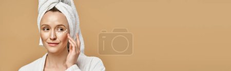 Eine atemberaubende Frau mit einem Handtuch im Turban-Stil auf dem Kopf, das natürliche Anmut und Schönheit ausstrahlt.