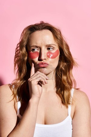 Foto de Una mujer con belleza natural golpeando una pose, mostrando un rojo vibrante con manchas en los ojos. - Imagen libre de derechos