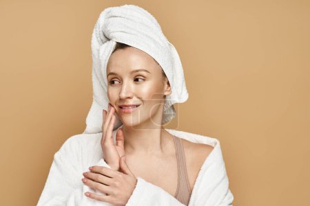 Una mujer con una toalla en la cabeza, revelando su belleza natural mientras exuda serenidad y renovación.