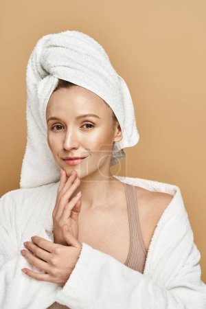 Una mujer exuda belleza natural, con una toalla envuelta alrededor de su cabeza, encarnando un momento de autocuidado y rejuvenecimiento.