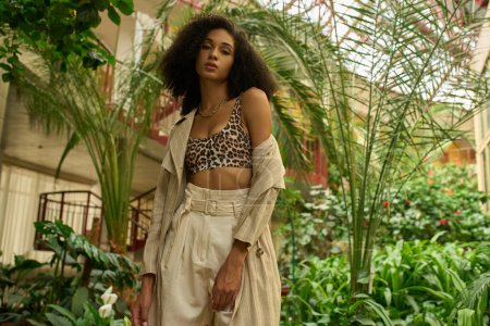 Téléchargez les photos : Pionnier du jardin botanique, mêlant haute couture et nature sauvage, modèle afro-américain - en image libre de droit