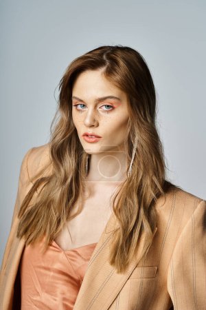 Foto de Retrato de mujer sexy con joyas de la cara, maquillaje de melocotón y pecas, usando chaqueta - Imagen libre de derechos