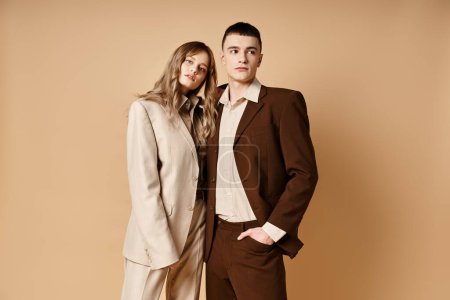 attraktiver junger Mann im Debonair-Anzug posiert neben seiner schönen Freundin, die in die Kamera schaut