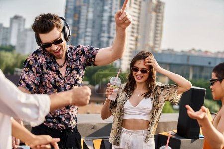 Foto de Atractiva mujer alegre con cóctel en la mano bailando DJ conjunto junto a sus amigos en la fiesta en la azotea - Imagen libre de derechos