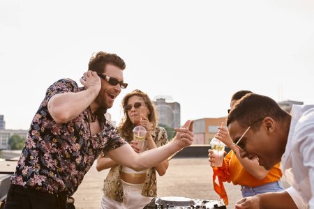 alegre interracial bien parecido amigos bebiendo cócteles y bailando a DJ conjunto en azotea fiesta