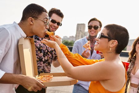 Menschen mit trendiger Sonnenbrille, die auf einer Party Pizza essen und Cocktails trinken