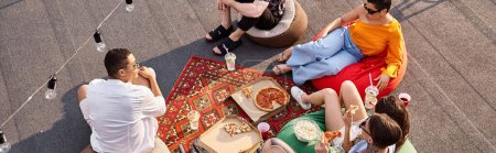 vista superior de cinco amigos alegres interracial disfrutando de pizza y cócteles en la fiesta en la azotea, pancarta