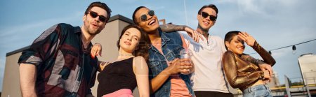 glückliche junge Freunde in stylischen urbanen Kleidern, die auf der Dachparty in die Kamera lächeln, Banner